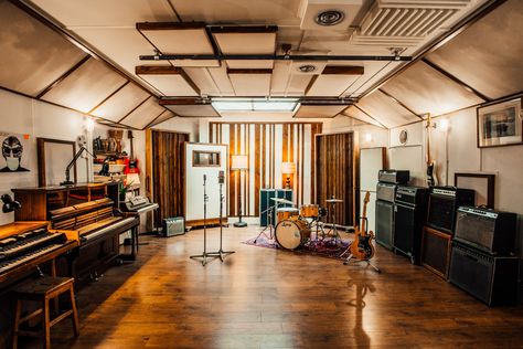 Nyc Music Studio, Music Amp Storage Ideas, Simple Recording Studio, Cabin Music Studio, Music Rehearsal Room, Vintage Recording Studio, Drum Studio Ideas, Music Production Room, Garage Music Studio