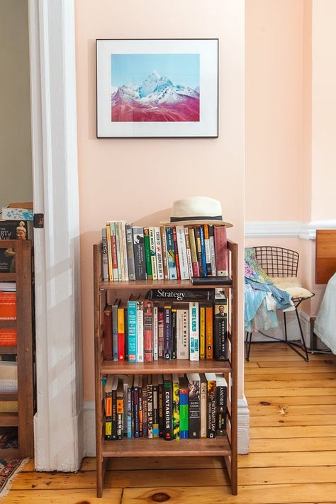 Chic, Simple Decor That Won’t Bore You To Tears #refinery29 https://www.refinery29.com/en-us/samantha-hahn-home-tour#slide-10 Small Apartment Book Storage, Small Book Collection, Apartment Bookshelf, Books In Bedroom, Bedroom With Books, Small Bookshelf Ideas, Bookshelf Bedroom, Bookcase Bedroom, Finance Accounting