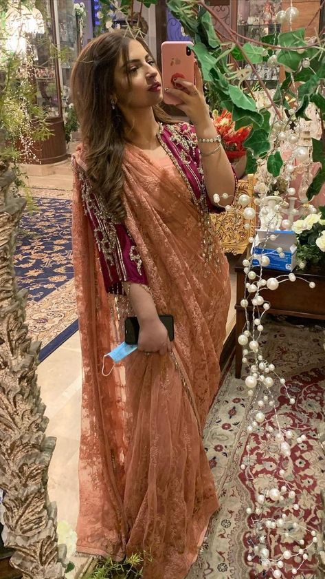 Dananeer Mobeen In Saree, Pakistani Saree Designs Wedding, Fancy Party Wear Sarees, Pakistani Sari Designs, Dananeer Mobeen Outfits, Dananeer Mobeen Dress, Sarees Wedding, Wedding Saree Collection, Fancy Sarees Party Wear