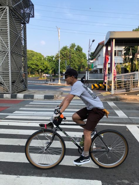 Mtb Vintage or called Commuter Bike strolling on the City Commuter Bike Urban, Commuter Bike Style, Bike Outfit, Vintage Mountain Bike, 2025 Goals, Bike Packing, Urban Bicycle, Steel Bike, Commuter Bicycle