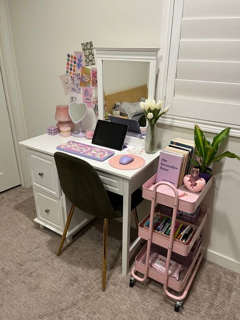 Vanity Desk Set Up, Vanity Desk Ideas Bedroom, Vanity Desk Aesthetic, Purple Desk, Dream Desk, Pink Desk, Desk Mirror, Uni Room, Bedroom Desk