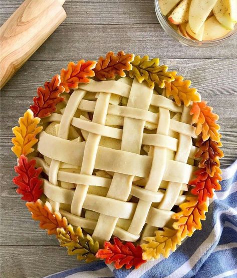 William Sonoma decorative pie crust with colored embellishments Watercolor Pie, Pie Presentation, Amazing Pies, Fancy Pie Crust, Pie Crust Art, Beautiful Pie Crusts, Decorative Pie Crust, Focaccia Dolce, Pie Crust Designs