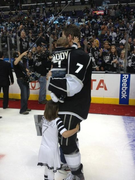 "Daddy" jersey...the cutest thing ever! Dustin Brown, La Kings Hockey, Hockey Wife, Hockey Girlfriend, Kings Hockey, Hockey Pictures, Hot Hockey Players, Nhl Playoffs, Hockey Life