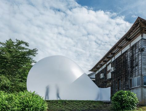 MAD Connects A Massive Ephemeral Bubble To A Historic Japanese House - Yanko Design Bubble Architecture, Mad Architects, Japanese Countryside, Architecture Icons, Polycarbonate Panels, Ancient Buildings, Bubble Lights, Architecture Studio, The Bubble