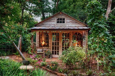 Benefits of She Sheds Build Your Own Shed, Rustic Chic Decor, Shabby Chic Garden, Living Room Color Schemes, Backyard Sheds, She Sheds, She Shed, Rustic Gardens, Shabby Chic Style