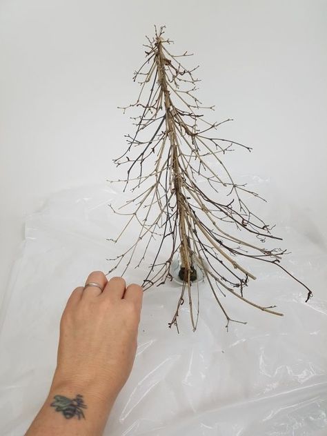 Diy Twig Christmas Tree, Twig Tree Christmas, Twig Crafts Branches Sticks Diy Ideas, Twig Centerpieces, Twig Stars, Christmas Wreath Designs, Twig Christmas Tree, Twig Crafts, Driftwood Christmas Tree