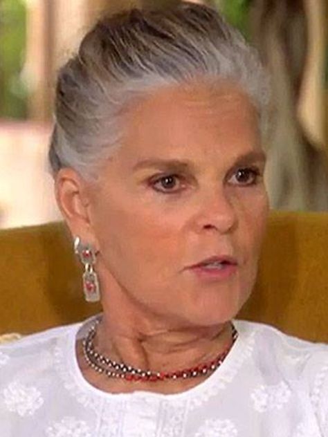 Ali MacGraw Ali Mcgraw, Ryan O'neal, Ali Macgraw, Beautiful Gray Hair, Age Gracefully, Age Is Just A Number, Going Gray, Advanced Style, Ageless Beauty