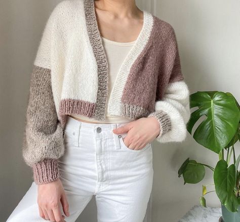 12 Suéteres de punto para que no dejes de estar a la moda Crochet Cardigan Tutorial, Crochet Sweater Design, Crochet Cardigan Pattern Free, Crochet Top Outfit, Crochet Bag Pattern Free, Cardigan Design, Crochet Fashion Patterns, Crochet Shirt, Crochet Cardigan Pattern