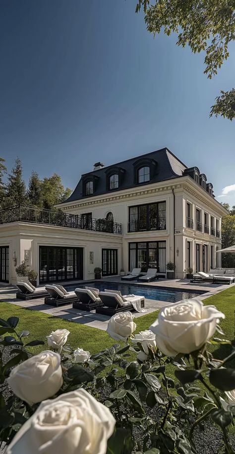 Old Money House With Pool, Interior Design Big House, Old Money Home Exterior, House Cute Aesthetic, Old Money House Outside, Luxury White House Exterior, Rich Lifestyle House, Huge Mansion Exterior, Quiet Luxury Aesthetic House