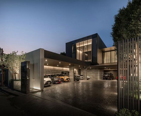 B/W Residence: Contrasting Monochrome Design in Bangkok Luxurious Mansion Exterior, Parking House Design, Modern Luxury House Exterior, Modern Garage Interior, Modern House Design Exterior, Home Garage Design, Beach Villa Design, Modern Home Exterior Design, Interior Mansion