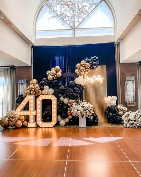 Large Picture Display Ideas For Party, Marquee Name With Balloons, Hall Birthday Party Decorations, 50 Birthday Balloons, 40 Birthday Decor, Hall Party Decorations, Quince Balloon Decorations, Hall Decoration Ideas Party, Party Hall Decor Ideas