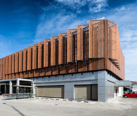 grand masoutis supermarket leaf architects studio Supermarket Design Exterior, Supermarket Facade, Supermarket Architecture, Supermarket Exterior, Serie Architects, Mall Architecture, Concrete Cladding, Cladding Texture, Architects Studio