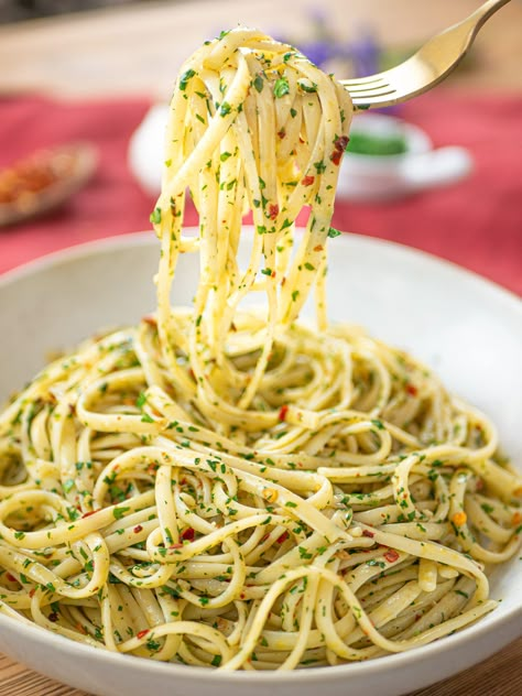 Aglio E Olio Recipe, Pasta Aglio E Olio, Pasta Aglio, Noodle Pasta, Spaghetti Aglio E Olio, Plant Based School, Delicious Family Dinners, Spaghetti Aglio, Pasta Types