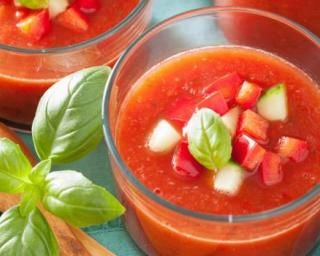 Gaspacho tomate, poivron et concombre spécial calories négatives : http://www.fourchette-et-bikini.fr/recettes/recettes-minceur/gaspacho-tomate-poivron-et-concombre-special-calories-negatives.html Cucumber Gazpacho, Gazpacho Recipe, Bengali Food, Photo Food, Gazpacho, Tomato Soup, Finger Food, Eating Habits, Seafood Recipes