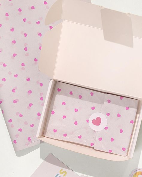 HEY! Me acaban de confirmar que este hermoso papel seda de corazones rosas está con descuento 😱😱 Este pack viene con 120 unidades de papel seda de 40 x 50 cm… ideal para proteger y darle ese toque bien profesional a todos tus envíos. Te recuerdo que se viene San Valentín/ Día de los Enamorados… y este producto viene como anillo al dedo ❤️😍💎 ¡Dale más amor a tus envíos! No te olvides que tenemos otros diseños disponibles en nuestra página web. LINK EN NUESTRO PERFIL. Apurateee que vueeelaa... Packaging, On Instagram, Instagram