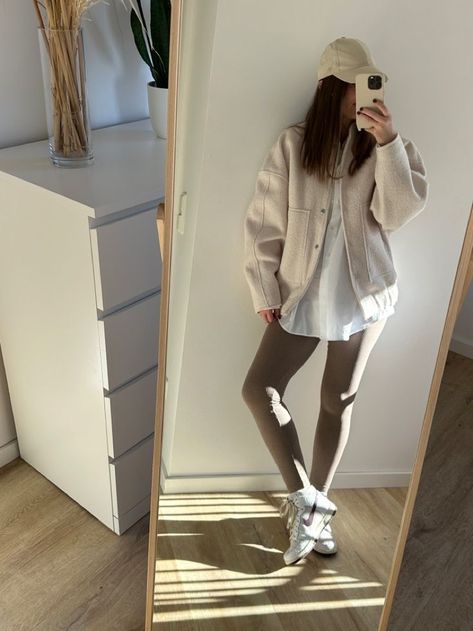 Oversized Cream Jacket Outfit, Ecru Jacket Outfit, Beige Jacket Outfit Aesthetic, Sporty Pregnancy Outfits, Beige Leggings Outfit, Cream Jacket Outfit, Beige Jacket Outfit, Oversized Jacket Outfit, Pregnancy Outfit