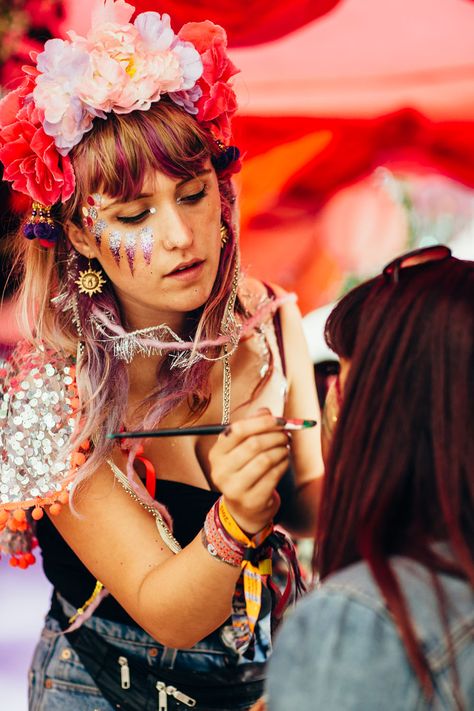 6 amazing glitter artists to find at a festival this summer Boho Festival Makeup, Festival Face Paint, Festival Paint, Adult Face Painting, Festival Makeup Rave, Festival Makeup Glitter, Festival Face, Festival Inspo, Festival Glitter