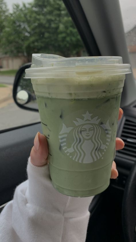 Starbucks Aesthetic Matcha, Green Starbucks Drink Aesthetic, Aesthetic Starbucks Drink, Starbucks Drinks Green, Green Starbucks Aesthetic, Green Starbucks, Matcha Starbucks Aesthetic, Green Starbucks Drink, Starbucks Iced Matcha