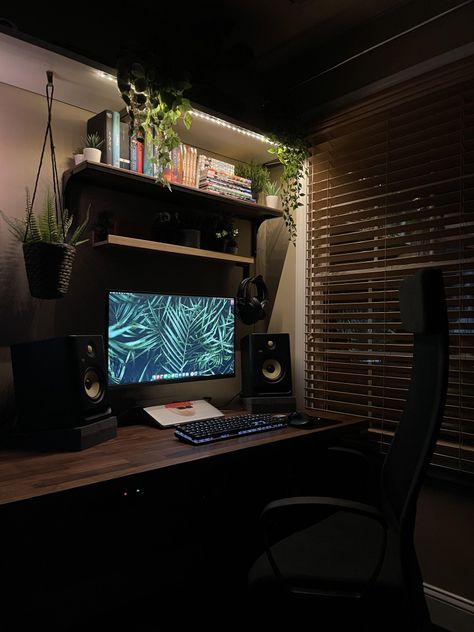 Pc Setup Aesthetic Dark, One Monitor Setup, Brown Desk Setup, Setup Pc, Personal Office, Mens Bedroom Decor, Small Game Rooms, Bookshelves In Bedroom, Dream Desk