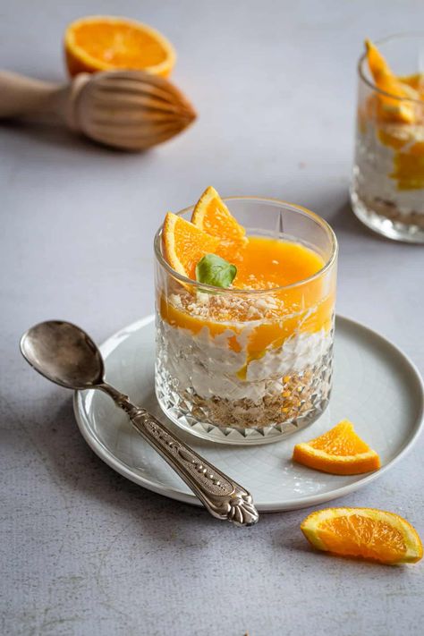 This easy cheesecake dessert in glasses requires simple ingredients and is fresh and tasty! Cheesecake In Wine Glasses, Orange Pudding Desserts, Orange Creamsicle Cheesecake, Cheesecake In A Glass, Grapefruit Dessert, Creamsicle Cheesecake, Individual Cheesecakes, Dessert Squares, No Egg Desserts