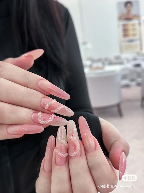 小蛇美甲 nails nails inspiration nails inspo snake nails snake pink Snake Nails, Purple Acrylic Nails, Art Deco Nails, Wow Nails, Stiletto Nail Art, Magic Nails, Glamour Nails, Simple Gel Nails, Stiletto Nails Designs