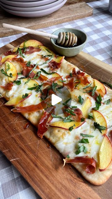 Peach Hot Honey Flatbread, Peach Prosciutto Hot Honey Flatbread, Hot Honey Flatbread, Honey Flatbread, Mozzarella Flatbread, Homemade Pizza Ideas, Peach Prosciutto, Flatbread Toppings, Artisan Pizza