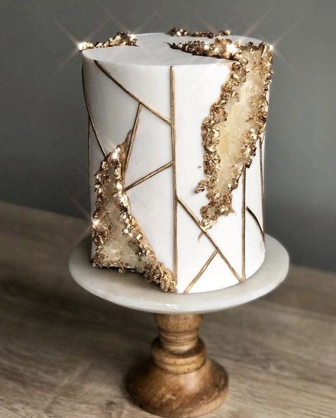 White And Gold Cake, Geode Cake, Beautiful Cake Designs, Elegant Birthday Cakes, Beautiful Birthday Cakes, Creative Birthday Cakes, Cake Decorating Designs, Gold Cake, Crazy Cakes