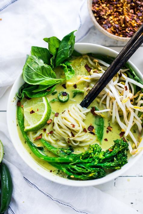 Thai Green Curry Noodle Soup - a simple easy dinner recipe loaded up with healthy veggies and your choice of chicken of tofu. | #noodlesoup #thaisoup #greencurry #currynoodles #vegan www.feastingathome.com Curry Noodle Soup, Easy Thai Recipes, Thai Soup, Thai Green Curry, Curry Noodles, Green Curry Paste, Pozole, Healthy Veggies, Green Curry