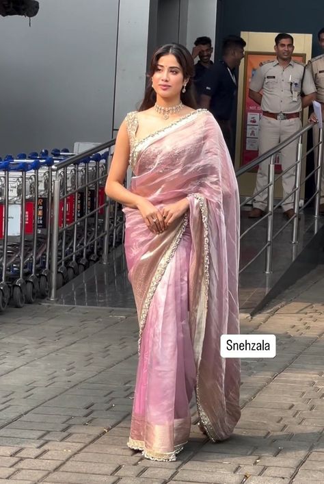 Janvhi Kapoor In Saree, Jhanvi Kapoor Pink Saree, Jhanvi Kapoor Tissue Saree, Janhvi Kapoor Tissue Saree, Jahnvi Kapoor Desi Style, Elegant Saree Look For Wedding, Saree Inspo For Farewell, Janvi Kapoor Saree, Pink Saree Aesthetic