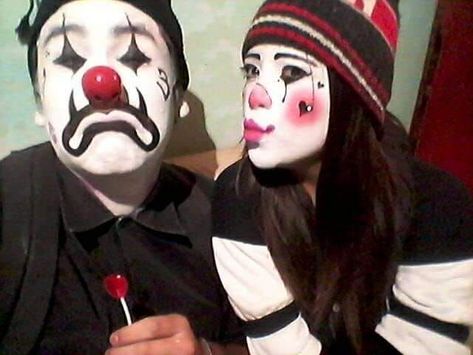 Cholo Clown Makeup Men, Clown Couple Makeup, Matching Clown Makeup, Couples Face Paint Halloween, Skeleton Clown Makeup, Couples Clown Makeup, Clown Makeup Couple, Clown Costume Couple, Clowns Kissing