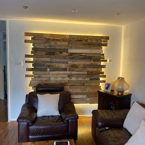 Pallet Wall With Lights Behind It, Grey Plank Wall, Pallet On Wall, Wooden Wall Design Interiors, Pallet Cladding, Pallet Wall Bedroom, Pallet Wall Ideas, Wood Wall Cladding, Wooden Pallet Wall