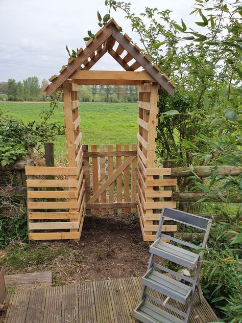 Pallet Fence For Garden, Pallet Trellis Ideas, Pallet Yard Decor, Pallet Archway, Pallet Arch, Small Pallet Projects Diy, Pallet Arbor, Diy Pallet Garden Ideas, Pallet Trellis