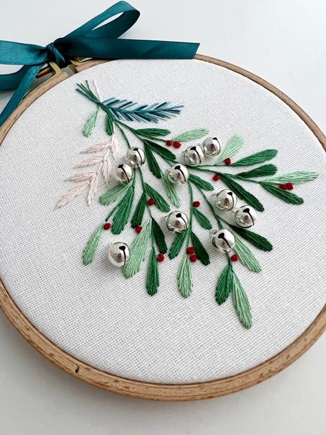 56 Embroidery Hoop Christmas Decor Ideas - Shelterness Ribbon Embroidery Christmas, Embroidery Stockings Christmas, Embroidery Ideas Christmas, Christmas Embroidery Patterns Free Printables, Christmas Tree Embroidery Patterns, Winter Embroidery Patterns, Embroidery Stocking, Ornament Ideas Diy, Winter Cross Stitch Patterns