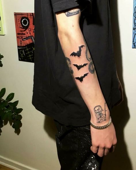 Bat Tattoo Arm, Tato Grunge, Tato Flash, Emo Tattoos, Grunge Tattoo, Bat Tattoo, Small Tattoos For Guys, Aesthetic Tattoo, Tattoo Flash Art