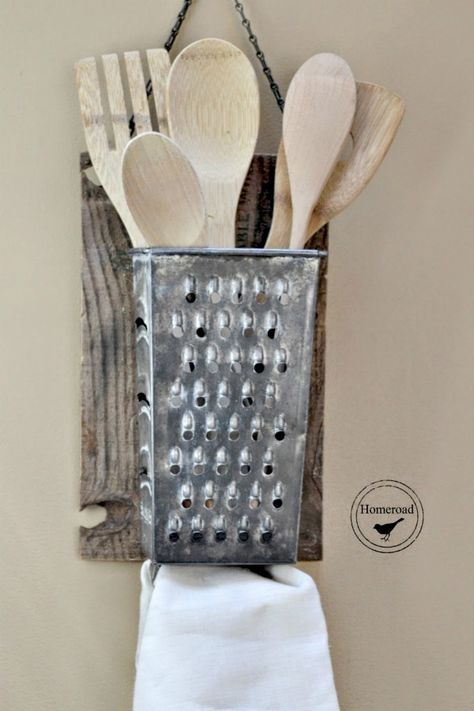 Repurposed Kitchen Tools via KnickofTime.net  old box grater for utensils & tea towel Repurposed Kitchen, Decor Ikea, Cheese Grater, Kitchen Design Decor, Vintage Storage, Diy Farmhouse Decor, Farmhouse Style Kitchen, Spatulas, Functional Kitchen