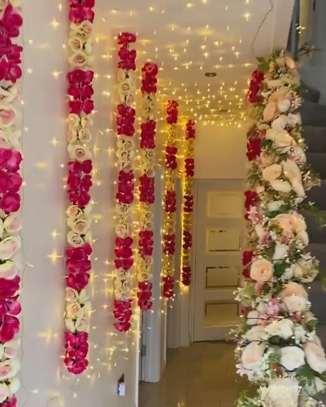 House Mehndi Decor, Simple Desi Wedding Decor, Mehndi House Decor, Wedding House Decorations Indian Inside, Mehndi House Decoration, Pakistani Wedding House Decor, Desi Decoration Ideas, Manje Decoration, Pakistani Wedding Decoration Home