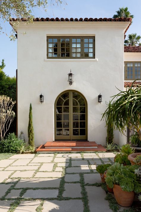 Spanish Colonial Doors, Spanish Style Homes Exterior Curb Appeal, Small Spanish House, Spanish Colonial Exterior, Spanish Revival Exterior, Spanish Style Homes Plans, Modern Spanish Colonial, Hardscape Materials, Spanish House Exterior