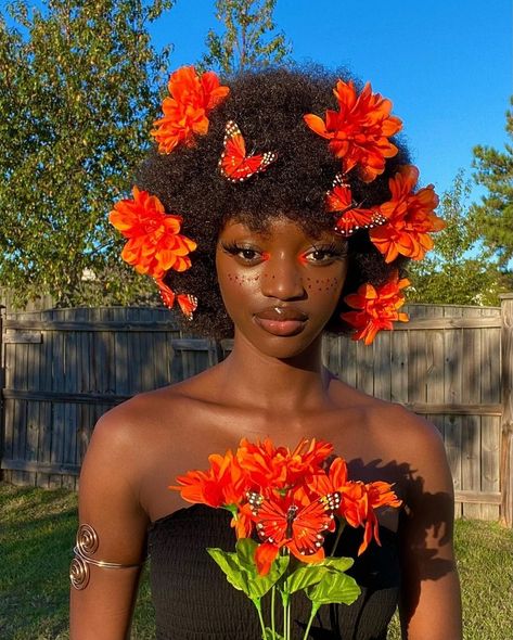 Melanin & afro beauty #beauty #melanin #blackgirl #afro #blackhair #blackqueen #brownskingirl #naturalbeauty Afro With Flowers, Afro Beauty, Bday Photoshoot, Goals Ideas, Afro Puffs, Drawing Refrences, High Fashion Makeup, Short Afro, Inspiration Painting