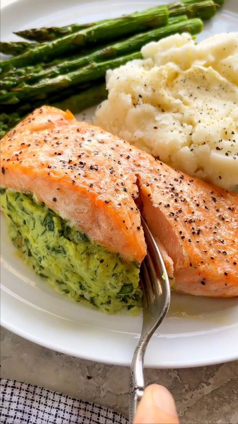 Healthy Foods for Those of Us on a Budget Salmon Plate Ideas, Gourmet Healthy Food, Healthy Eating On A Budget Lunches, Fish Supper Ideas, What To Cook With Salmon, Salmon Ideas For Dinner, What To Eat With Salmon, Fish Meal Ideas, Diet Fish Recipes