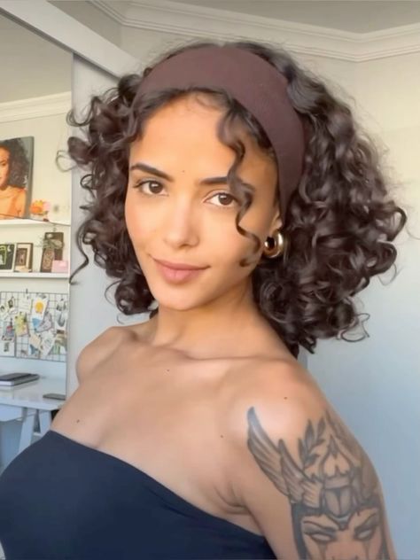 Short Curly Hairstyles Latina, Curly Hair In Headband, Headband Hairstyles Short Curly Hair, 2c Curly Hair Short, Headband Short Curly Hair, Headbands With Curly Hair, Short Curly Hair Headband Styles, Short Curly Hair Headband, Short Curly Hairstyles With Headband