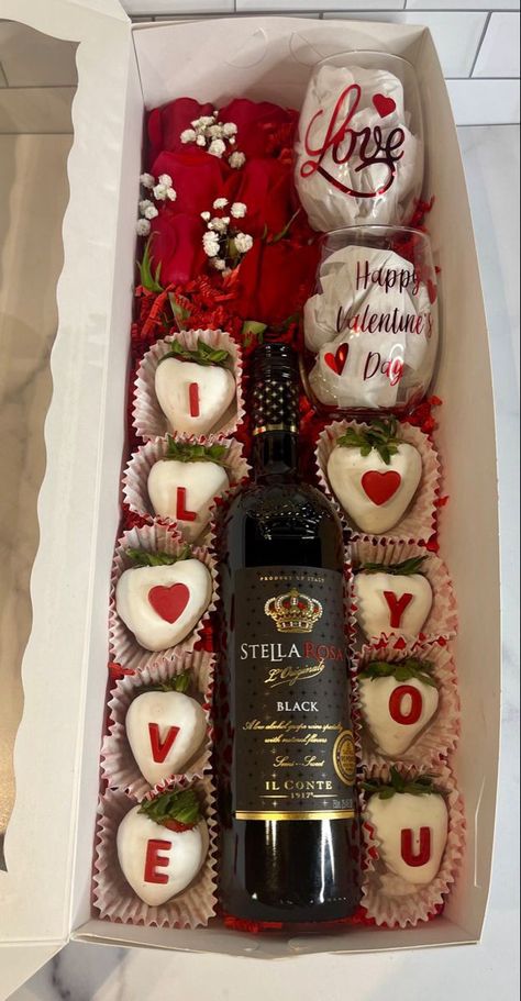 Vday Strawberries, Mothers Day Strawberries, Biznis Ideje, Mini Dessert Easy, Wine Gift Idea, Wine Gift Box Ideas, Vday Treats, Valentine Chocolate Covered Strawberries, Dipped Fruit