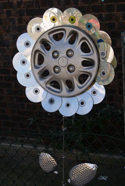 Hub Caps Ideas, Car Part Art, Cap Craft, Yard Art Crafts, Recycled Garden Art, Cap Art, Garden Junk, Recycled Garden, Garden Whimsy