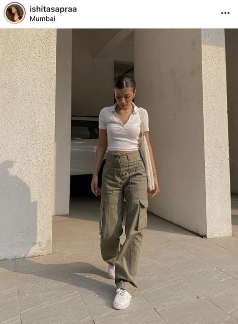 Kargo Outfits, Korean Cargo Pants Outfit, Outfit With Green Cargo Pants, 90s Cargo Pants Outfit, Oversized Cargo Pants Outfit, Green Cargo Pants Outfit Winter, How To Style Green Cargo Pants, Outfits With Green Cargo Pants, Cargo Pants Outfit Hijab