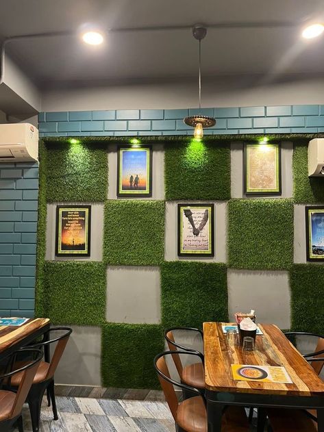 White Restaurant Interior Design, Mini Restaurant Design Small Spaces, Thai Restaurant Interior, Restaurant Decoration Ideas, Small Restaurant Interior, Content Corner, Outdoor Garden Decor Ideas, Grass Wall Decor, Restaurant Design Rustic