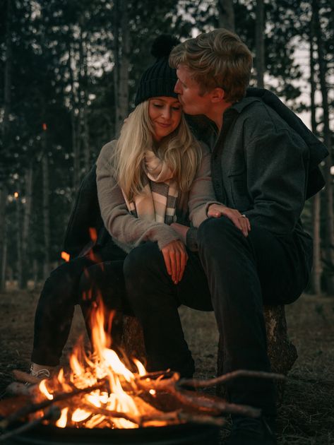 Bonfire Family Photoshoot, Campfire Family Photoshoot, Campfire Photoshoot, Campfire Photography, Campfire Couple, Campfires Photography, Western Shoot, Camping Photoshoot, Couple House