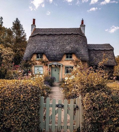 House Beautiful UK on Instagram: “What a picture-perfect cottage situated in the heart of the Cotswolds, as captured by @eskimo. . . . . #regram #repost #countryhome…” Riads In Marrakech, Cloud Tree, Cottage Aesthetic, Cute Cottage, Cottage In The Woods, Thatched Cottage, Dream Cottage, Thatched Roof, Cottage Core Aesthetic