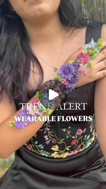 Paola Andrea Vargas on Instagram: "Wearable flowers; a stunning collection of fresh flowers with delicate details that you can wear on your arms, shoulders, crowns, etc. The style of floral can go beyond your imagination!

Floral design @madebypaolaeventstyling" Floral Jwellary, Floral Wearables, Wearable Flowers, Unique People, Fabric Flowers Diy, Delicate Details, Flowers Diy, Flower Jewellery, Wedding Theme