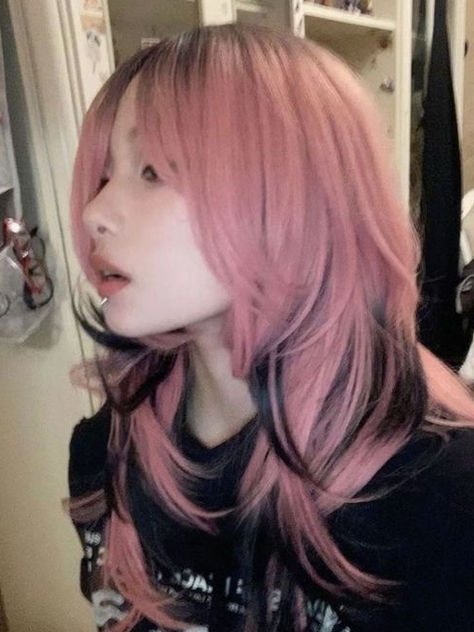 Korean two tone hair color: black and pink layers Half Blonde Half Pink Hair Underneath, Brown And White Color Block Hair, Pink And Brown Hair Aesthetic, Fantasy Hair Color Ideas For Short Hair, Hair Styles For Short Neck Women, White Pink Hair Color, Pearl Pink Hair, Pink Hair Color Ideas For Black Hair, Light Pink Chunky Highlights