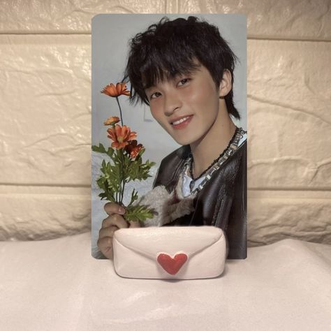 Kpop Ceramics Ideas, Clay Poloroid Holder, Kpop Pottery, Polaroid Stand Clay, Kpop Clay Ideas, Ceramic Picture Holder, Ceramic Polaroid Holder, Picture Holder Clay, Air Dry Clay Polaroid Holder