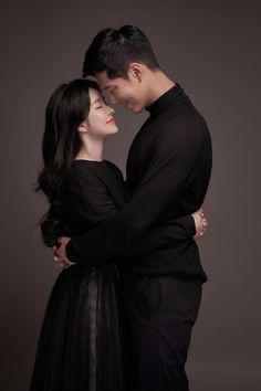 Korean Couple Photoshoot, Korean Wedding Photography, Pre Wedding Photoshoot Outfit, Wedding Photo Studio, Foto Wedding, Wedding Photoshoot Props, Gift Basket Ideas For Couples, Wedding Photoshoot Poses, Pre Wedding Poses